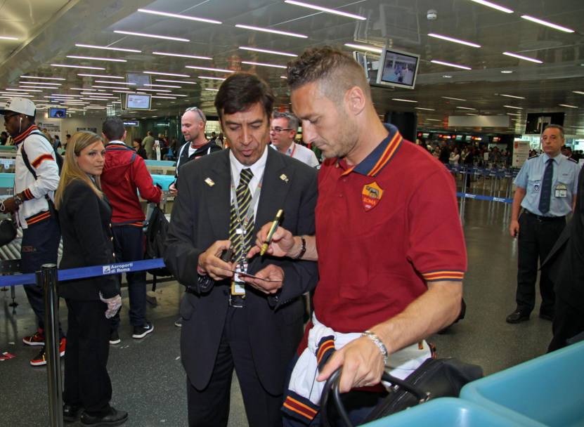 Con i due nuovi acquisti all&#39;aeroporto di Fiumicino, anche i confermati che non sono andati in nazionale: Totti firma un autografo. Ansa